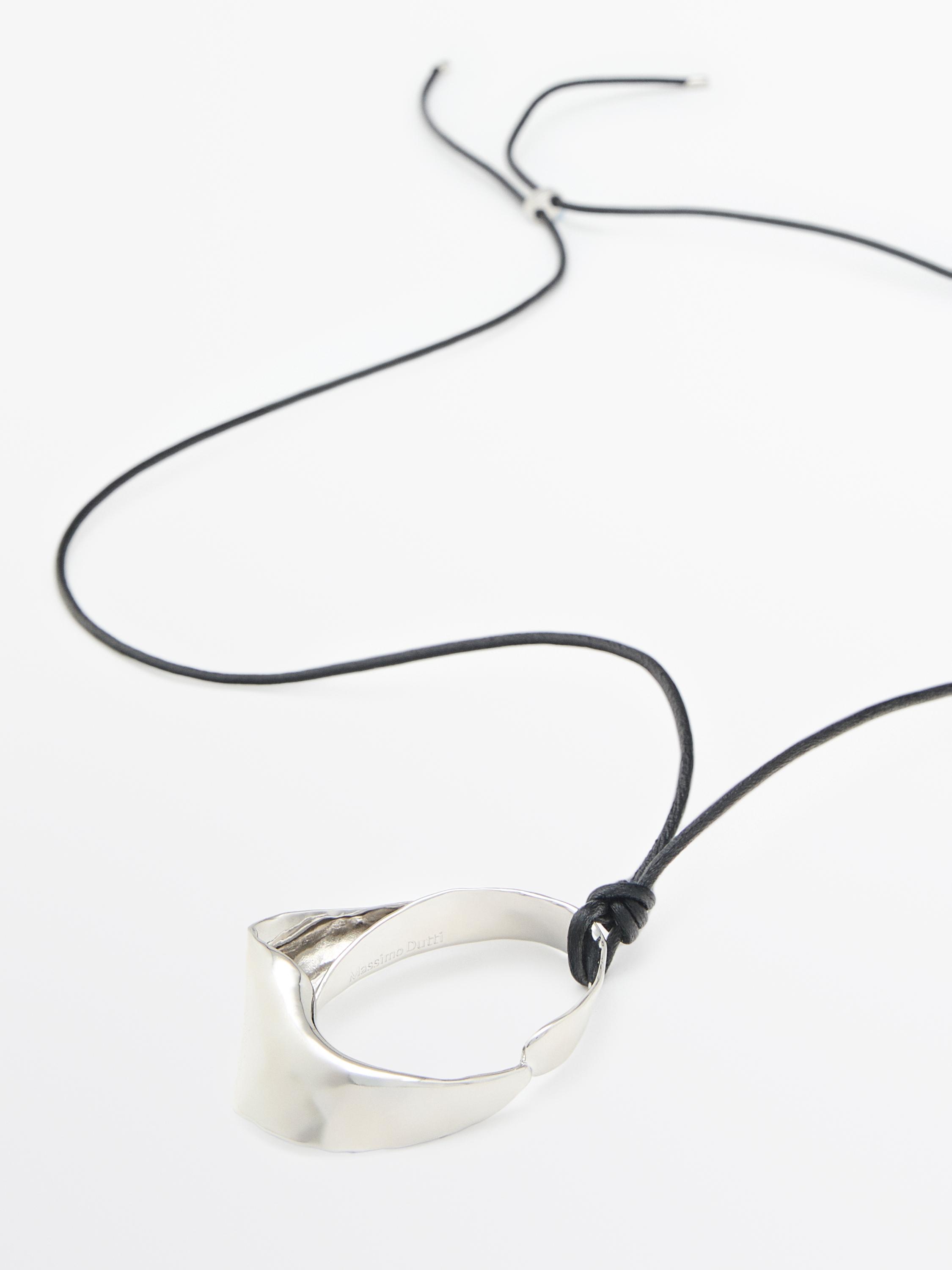 Collier pendentif irrégulier cordon cuir